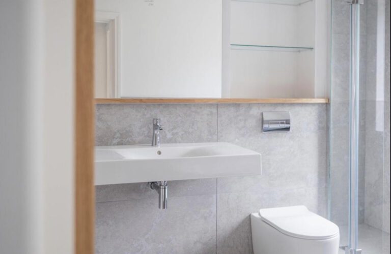 Family Bathroom Side